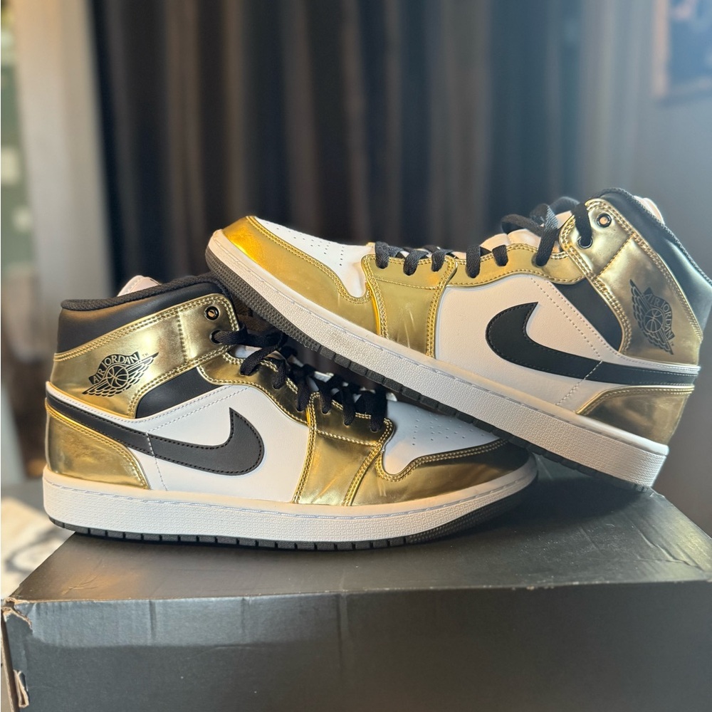 Jordan 1 Mid - Metallic Gold Black White